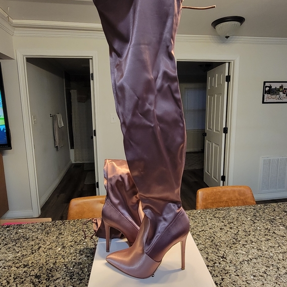 *SOLD* Mauve OTK boots - Picture 3 of 4